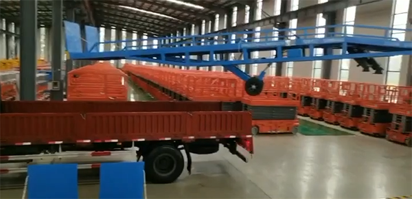 移動式登車橋發(fā)貨現(xiàn)場